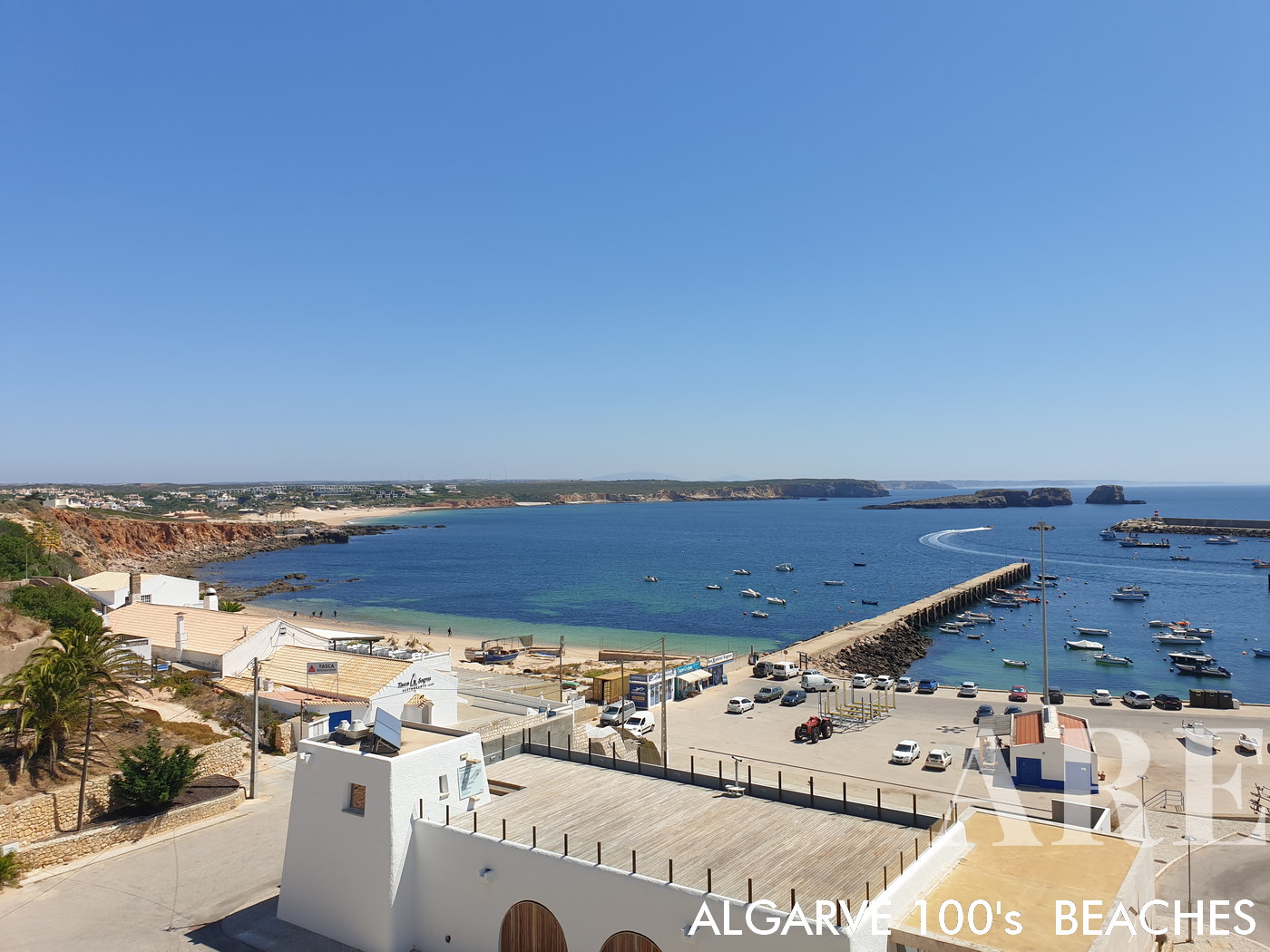 La vue sereine englobant Balleira à Sagres, avec la majestueuse plage de Martinhal traçant l'horizon lointain.
