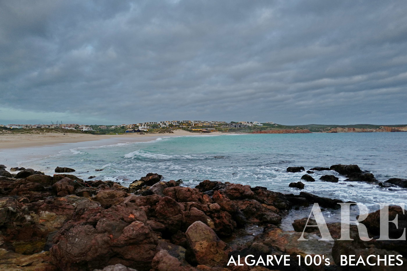 L'aube de décembre se lève sur la plage de Martinhal, baignant le paysage hivernal d'une lumière douce et éthérée, offrant un début de nuit serein.