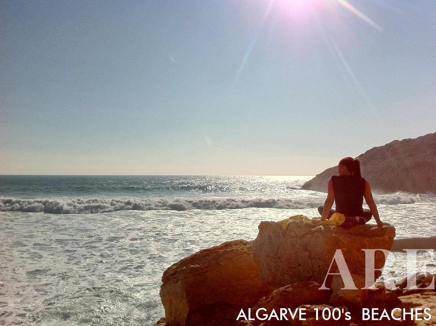 Houle du sud à Zavial Beach, la côte sud s'anime avec le spectacle spectaculaire des vagues, mettant en valeur la puissance et la beauté brutes de la nature