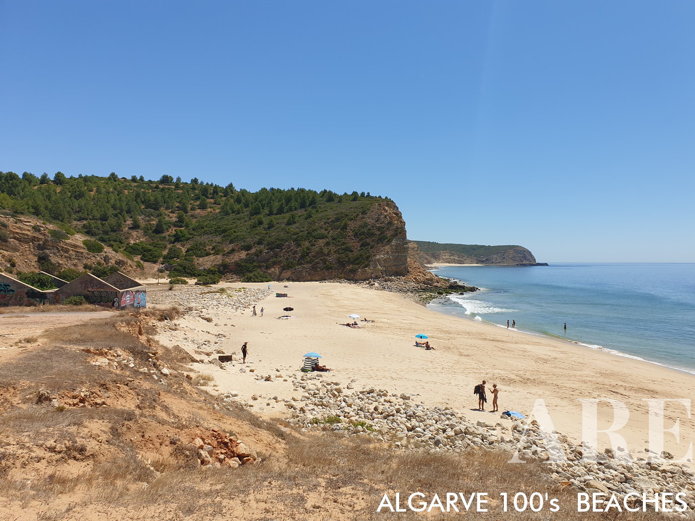 La plage de Boca do Rio, une petite baie protégée magnifiquement bercée par la nature environnante, offre une retraite sereine et isolée loin de l'agitation.