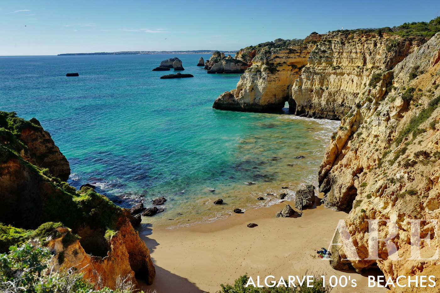 Plage de Secreta, située entre Alvor et Portimão, plusieurs petites plages d'accès difficile, avec un fantastique parcours piétonnier le long de la falaise ...