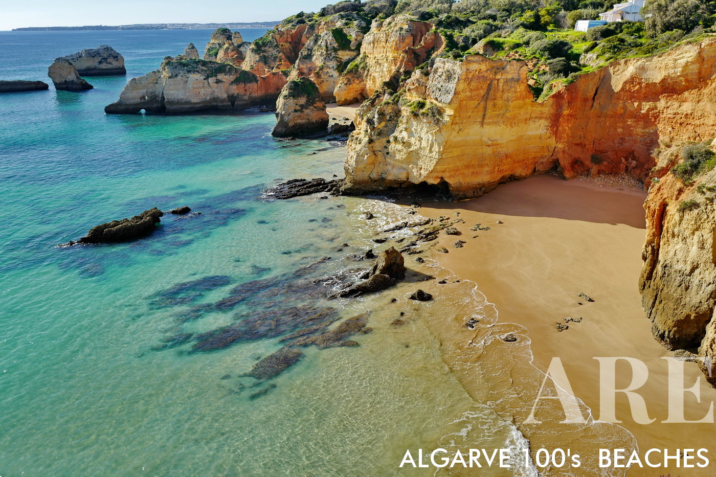 Plage de Secreta, située entre Alvor et Portimão, plusieurs petites plages d'accès difficile, avec un fantastique parcours piétonnier le long de la falaise ...