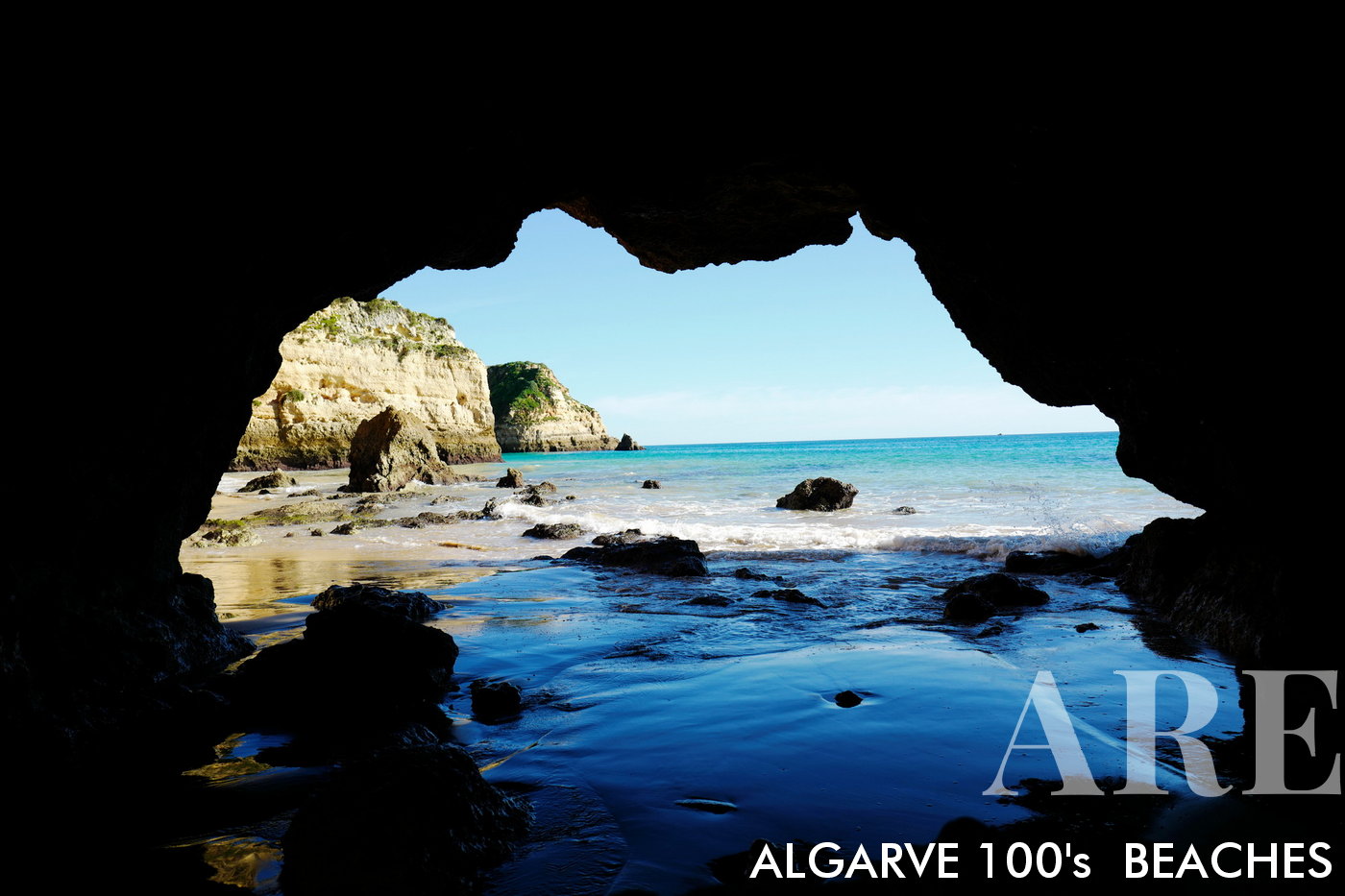 Plage de Secreta, située entre Alvor et Portimão, plusieurs petites plages d'accès difficile, avec un fantastique parcours piétonnier le long de la falaise ...