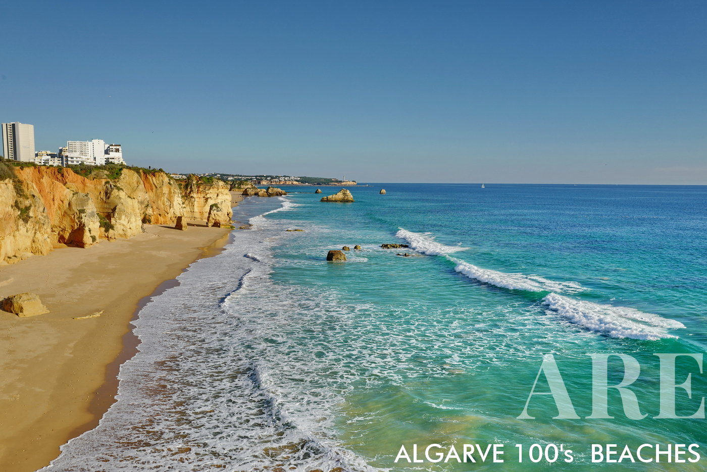 La plage d'Amado, située dans la charmante ville de Portimão sur la côte sud du Portugal, est une oasis tranquille distincte de la célèbre plage de surf d'Amado plus à l'ouest. Ce bel endroit est niché dans une partie plus calme de la ville, offrant une évasion sereine de l'agitation.