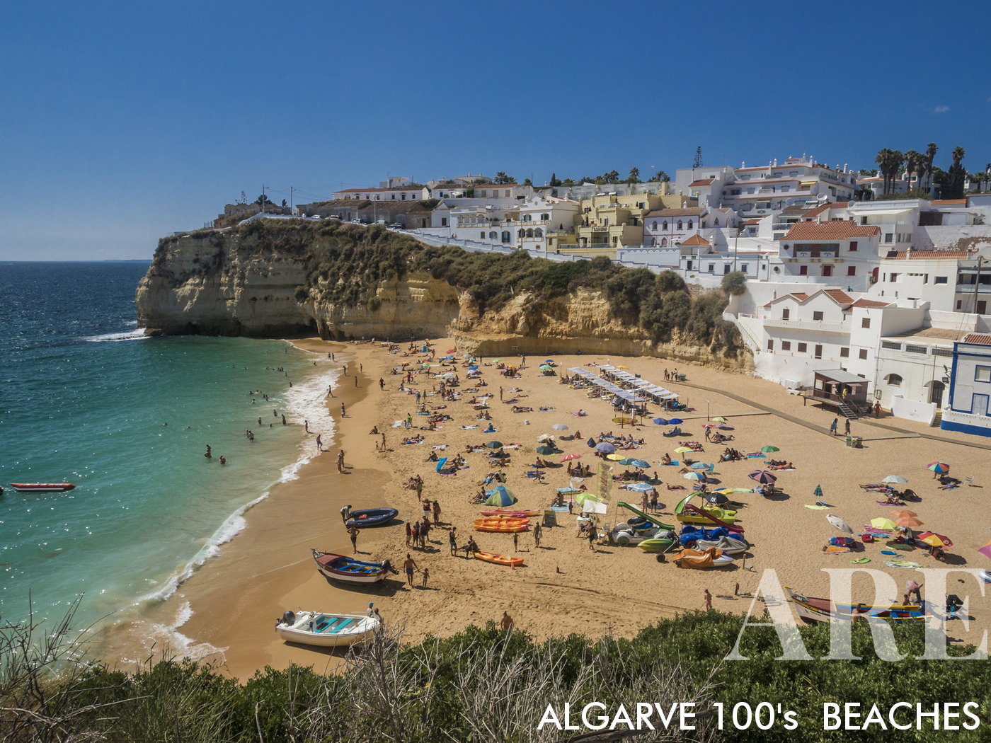Selon des sources historiques, le toponyme actuel du village de Carvoeiro aurait dérivé du mot "Caboiere", un ancien village de pêcheurs d'origine arabo-médiévale. Ces dernières années, le village s'est développé avec la croissance du tourisme estival, mais la pêche a toujours été la principale économie et les moyens de subsistance de la population locale de Carvoeiro.