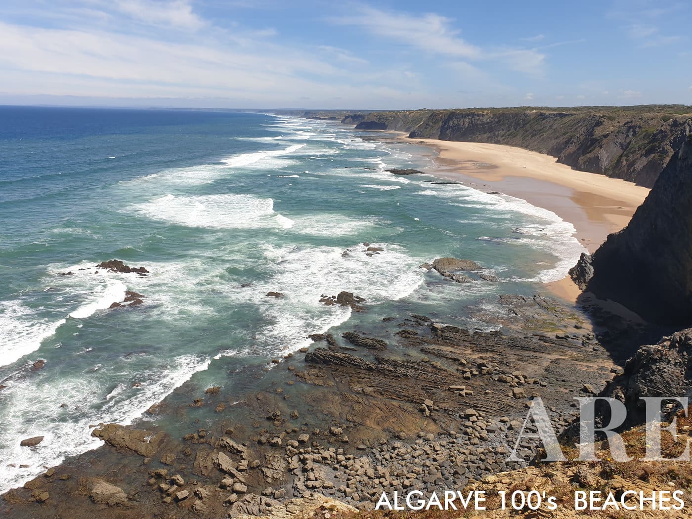 Admirez la vue saisissante depuis la plage de Medo da Fonte Santa, où la plage de Coelha forme une silhouette pittoresque à l'horizon. Photo prise depuis la captivante Ponta da Atalaia, créant un panorama époustouflant d'une beauté naturelle diversifiée.