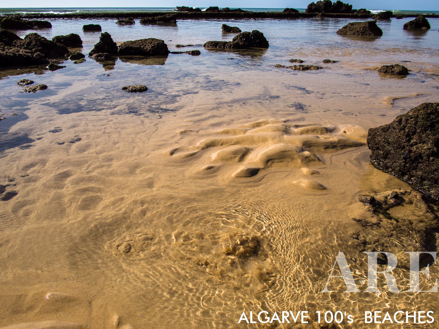 Les visiteurs d'Olhos de Água peuvent explorer ces merveilles naturelles, formant souvent leurs propres piscines dans le sable, ce qui en fait un lieu fascinant pour les enfants et les adultes. Ce mélange distinctif d'environnements d'eau douce et de mer contribue à l'écosystème diversifié de la région, offrant une expérience de plage unique comme aucune autre.