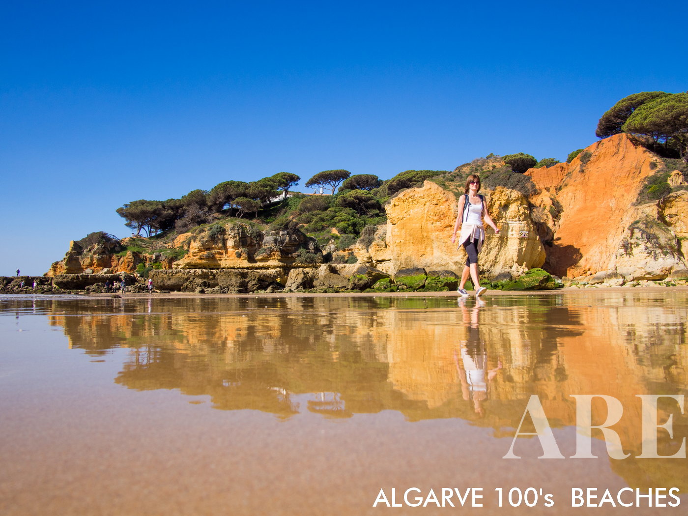 Le long de la plage d'Olhos de Água, vous trouverez des sentiers le long de la plage à marée basse et de petits sentiers au-dessus de la falaise