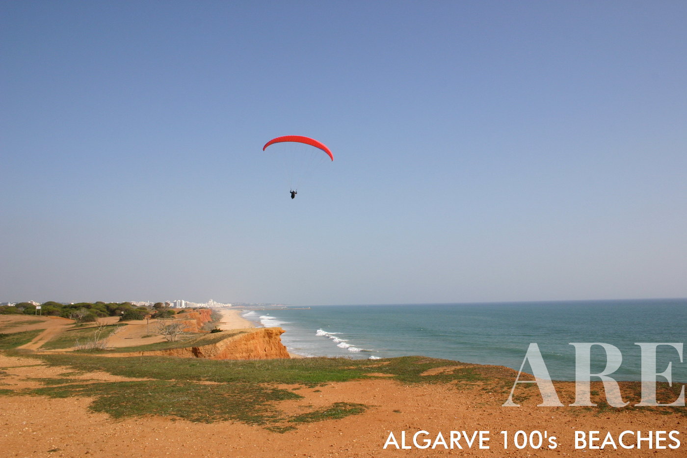 parapente sur les falaises de la plage de Falésia