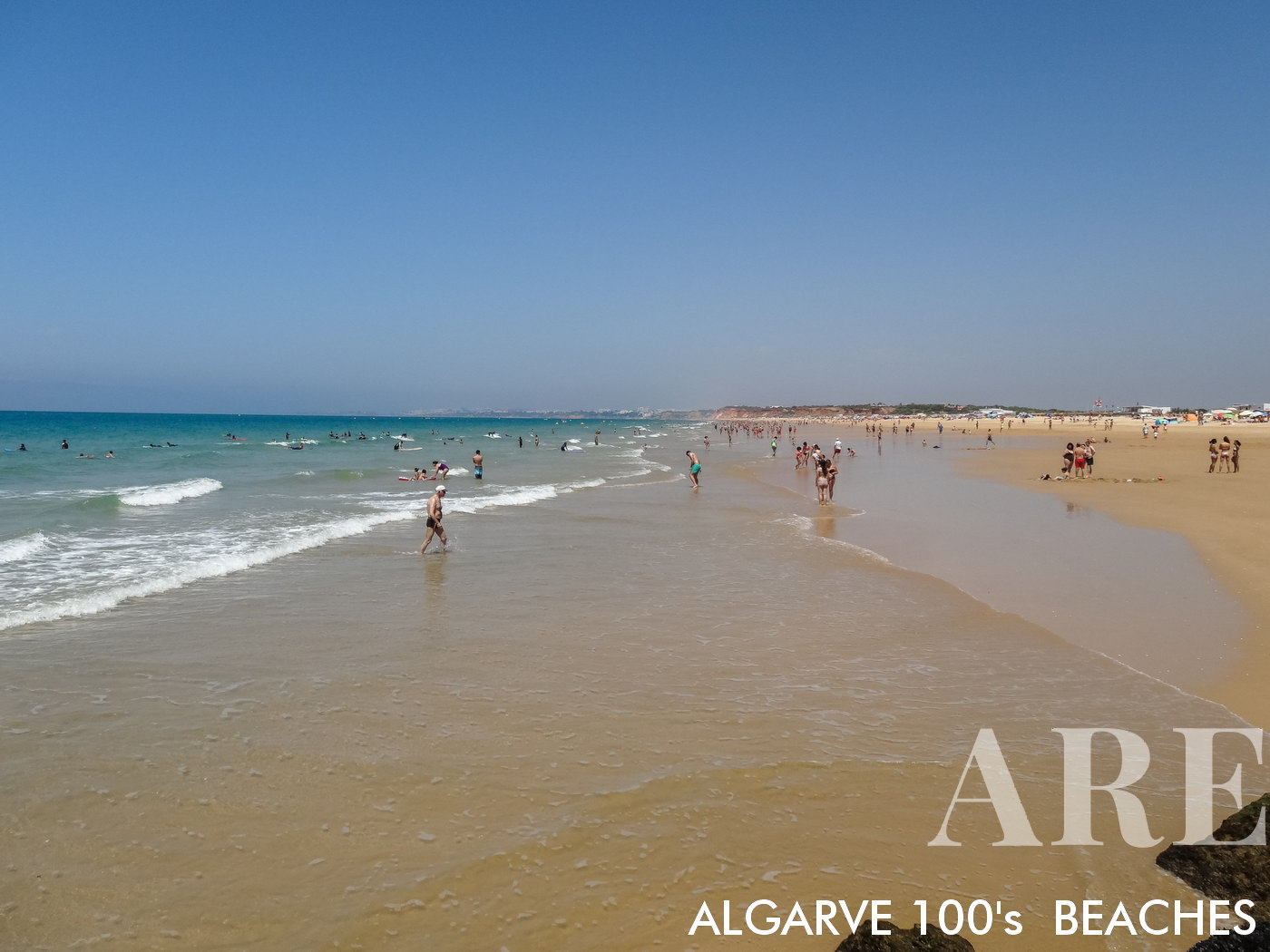 La plage de Falésia, réputée pour sa vaste étendue de sable, offre une expérience de plage unique en raison de son effet de marée basse distinctif. L'eau reste jusqu'à la taille même à 10 mètres du rivage, créant une zone peu profonde étendue parfaite pour une variété d'activités. Que vous cherchiez à vous baigner tranquillement, à pratiquer des sports nautiques ou simplement à profiter des vagues apaisantes qui vous entourent, la plage de Falésia offre le cadre idéal.