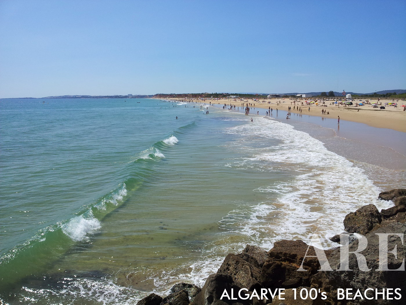 vue sur la plage de Falésia depuis la jetée tribord de la marina de Vilamoura