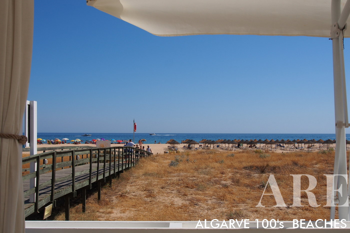 La plage de Falésia offre non seulement une beauté naturelle et des aventures en plein air, mais aussi une scène gastronomique florissante. Ici, vous pourrez savourer du poisson fraîchement pêché servi dans les restaurants locaux, offrant un vrai goût de la mer. Parmi ces joyaux culinaires se trouve un restaurant thaïlandais renommé connu pour sa cuisine exquise. Mais ce n'est pas seulement la nourriture qui attire les gens - les vues panoramiques sont absolument à couper le souffle, ajoutant à l'expérience culinaire globale. De plus, ne manquez pas leurs soirées du dimanche après-midi, un événement qui combine une excellente cuisine, des vues panoramiques et des divertissements animés, ce qui en fait un lieu incontournable lors de votre voyage à la plage.