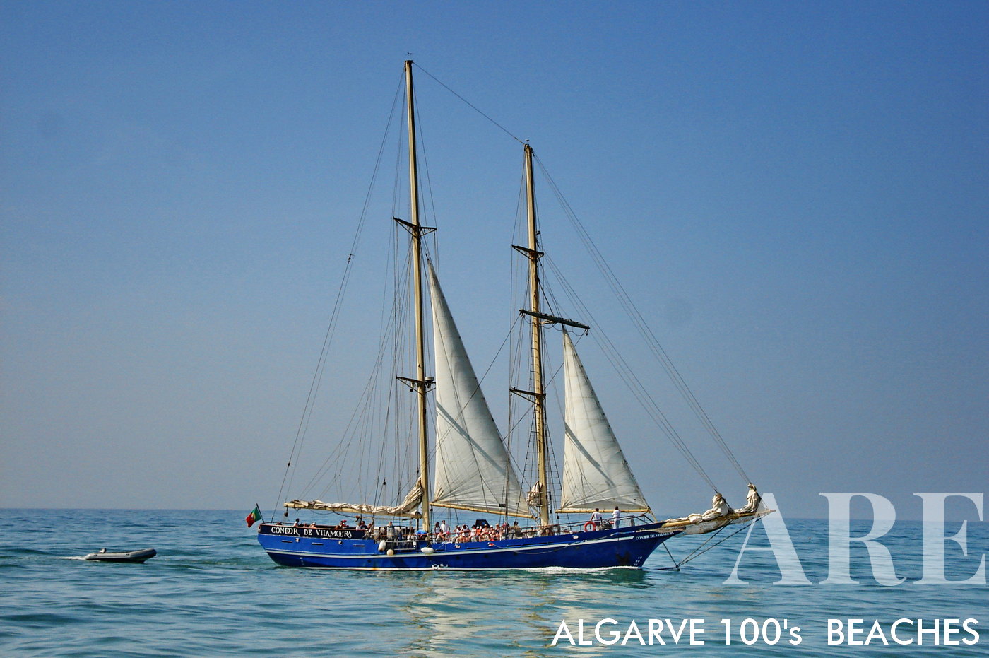 Condor de Vilamoura, excursions en bateau. Grâce à sa proximité avec le port de plaisance, la plage de Falésia offre un accès facile aux excursions en bateau et à un club de voile, offrant une façon exaltante d'explorer la magnifique côte de l'Algarve sous un angle différent.