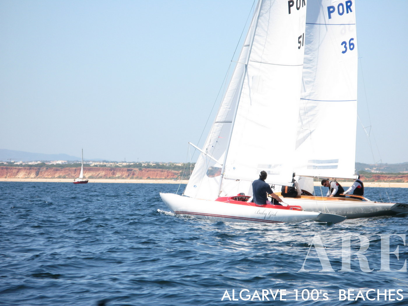 Le club de voile voisin CIMAV et Vilamoura SAILING ajoutent en effet une couche supplémentaire d'aventure à votre séjour à Falésia Beach. Destiné aux amateurs de sports nautiques, ce club propose des activités de voile sportive qui peuvent rendre vos vacances à la plage encore plus excitantes. Que vous soyez un marin chevronné ou un débutant cherchant à essayer quelque chose de nouveau, ces opportunités sportives offrent une façon unique de s'engager avec la mer. Ici, vous pouvez exploiter le vent, naviguer sur les eaux et vivre le frisson de la voile.