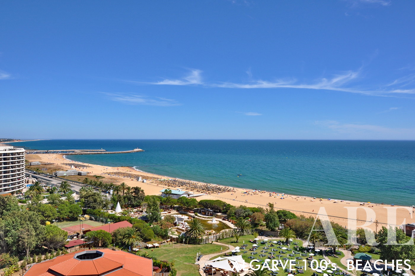 A praia e Vilamoura é muito visitada pelos hóspedes dos hoteis situados frente à praia. Nesta fotografia podemos apreciar a vista da praia de Vilamoura desde um quarto do hotel Tivoli Marina