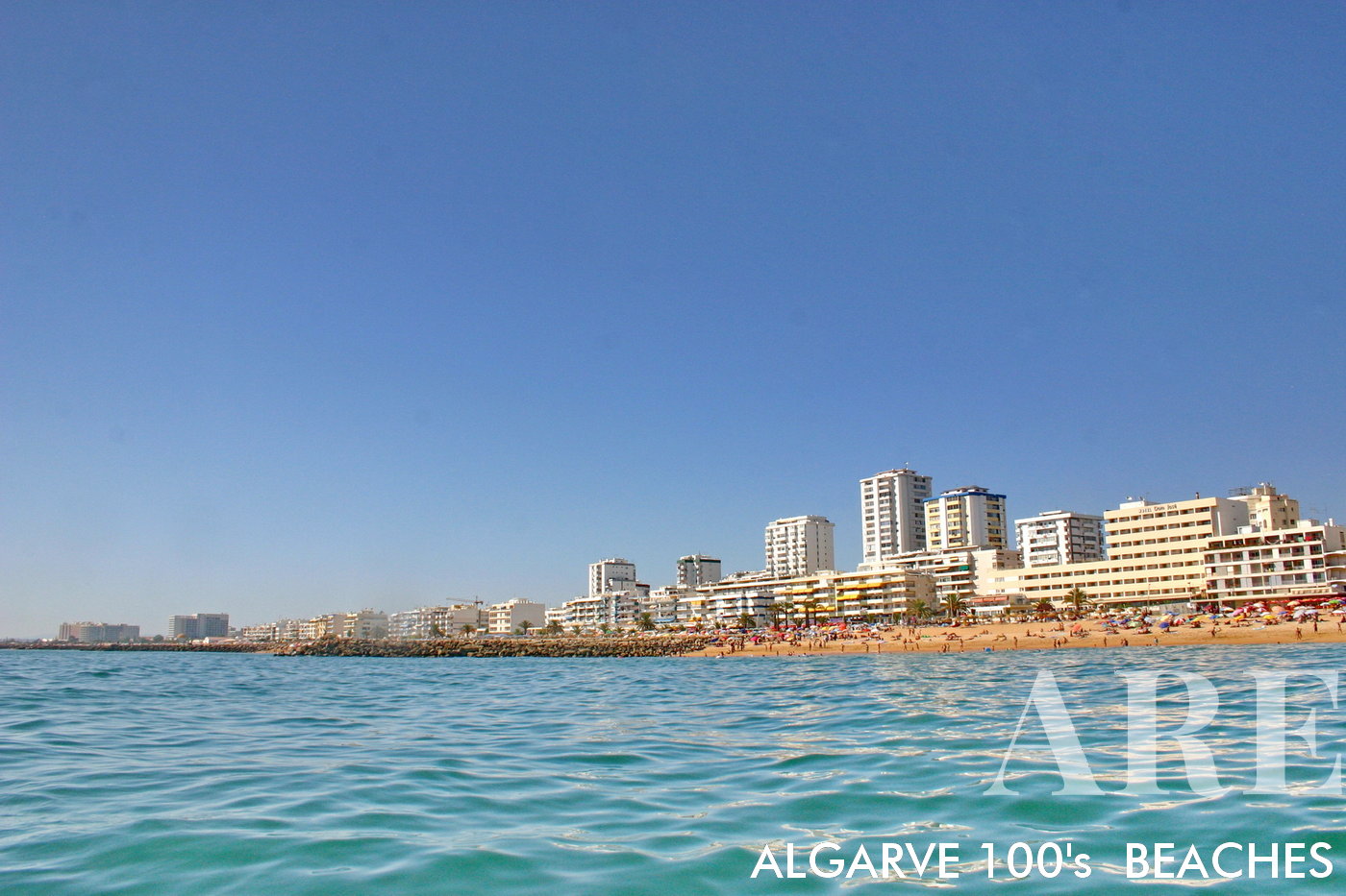 Plages de Quarteira vues de la mer avec skyline en arrière-plan