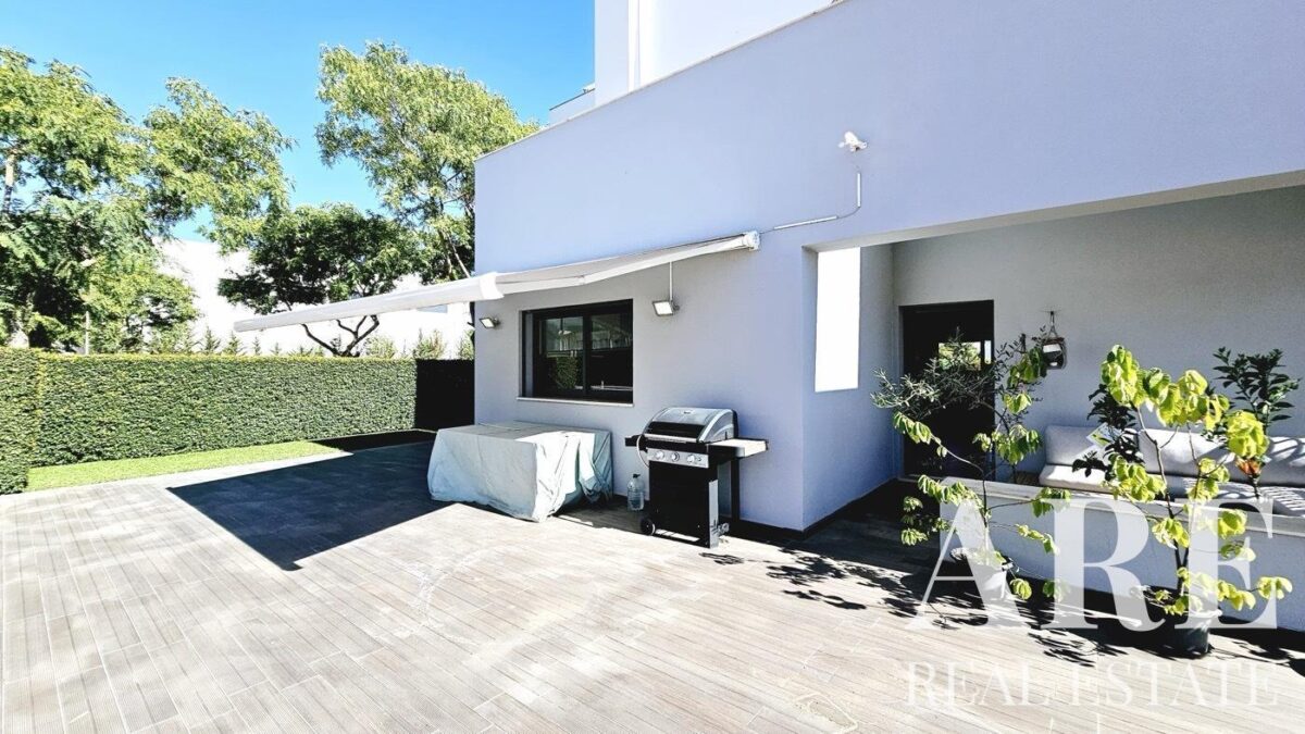 Villa 3 chambres à vendre à Quarteira, Loulé • ARE02510