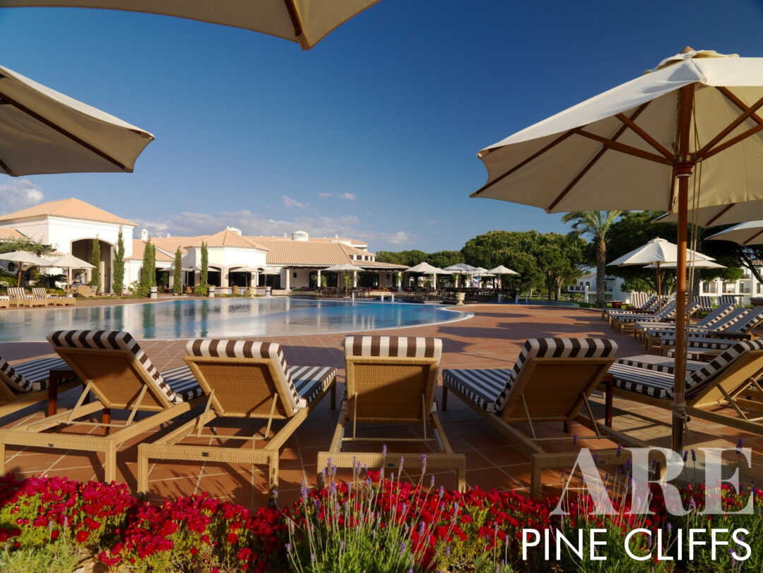 <em>Existem diversas piscinas espalhadas pelo resort, incluindo espaço para crianças
</em><br>Piscina junto à casa Pine Cliffs, piscina junto aos "Terraces Apartments", piscina de lazer junto à zona exterior do <strong>restaurante Corda Café</strong>, que abre diariamente para refrescos, piscina junto à nossa esplanada e ao <strong>restaurante Pescador</strong> especializado em peixes e mariscos grelhados, duas pequenas piscinas para crianças perto do <strong>Porto Pirata</strong>, um espaço recreativo infantil único para crianças dos 6 meses aos 12 anos anos.