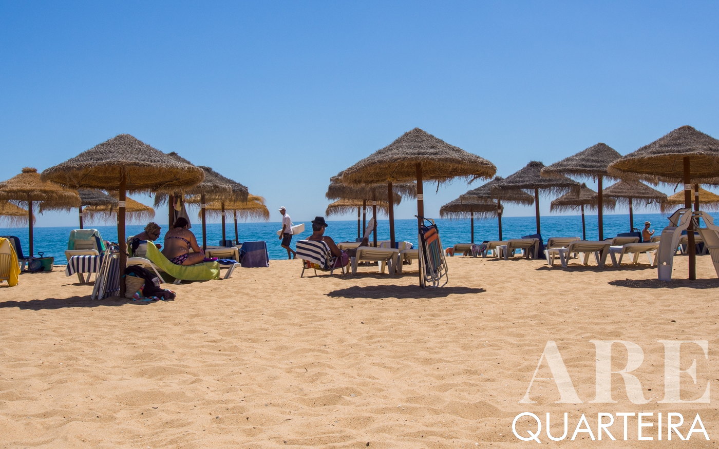 El verano en la playa de Quarteira es una estampa de tranquilidad marinera. 