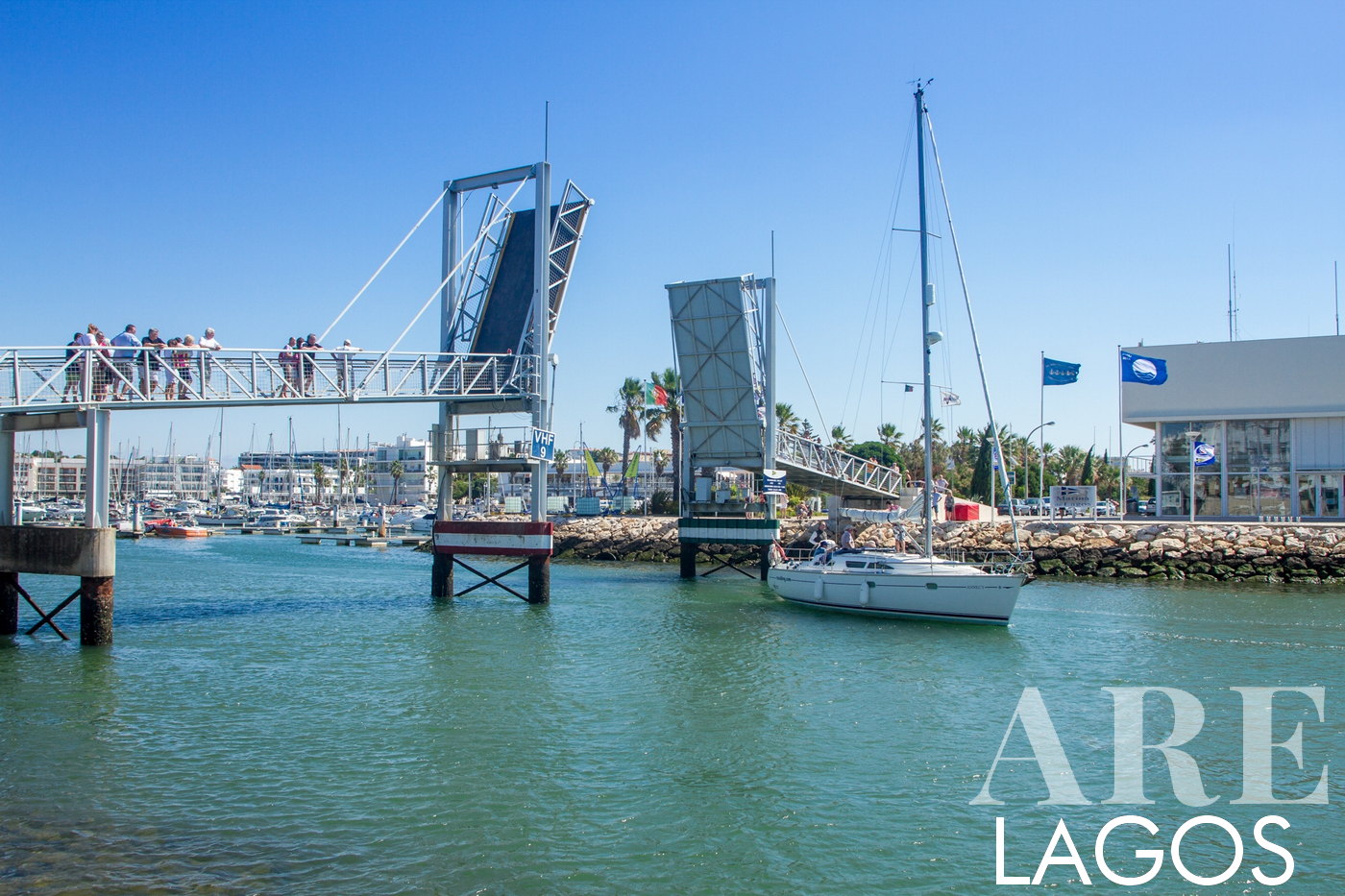 Ponte levadiça liga a Marina de Lagos ao continente