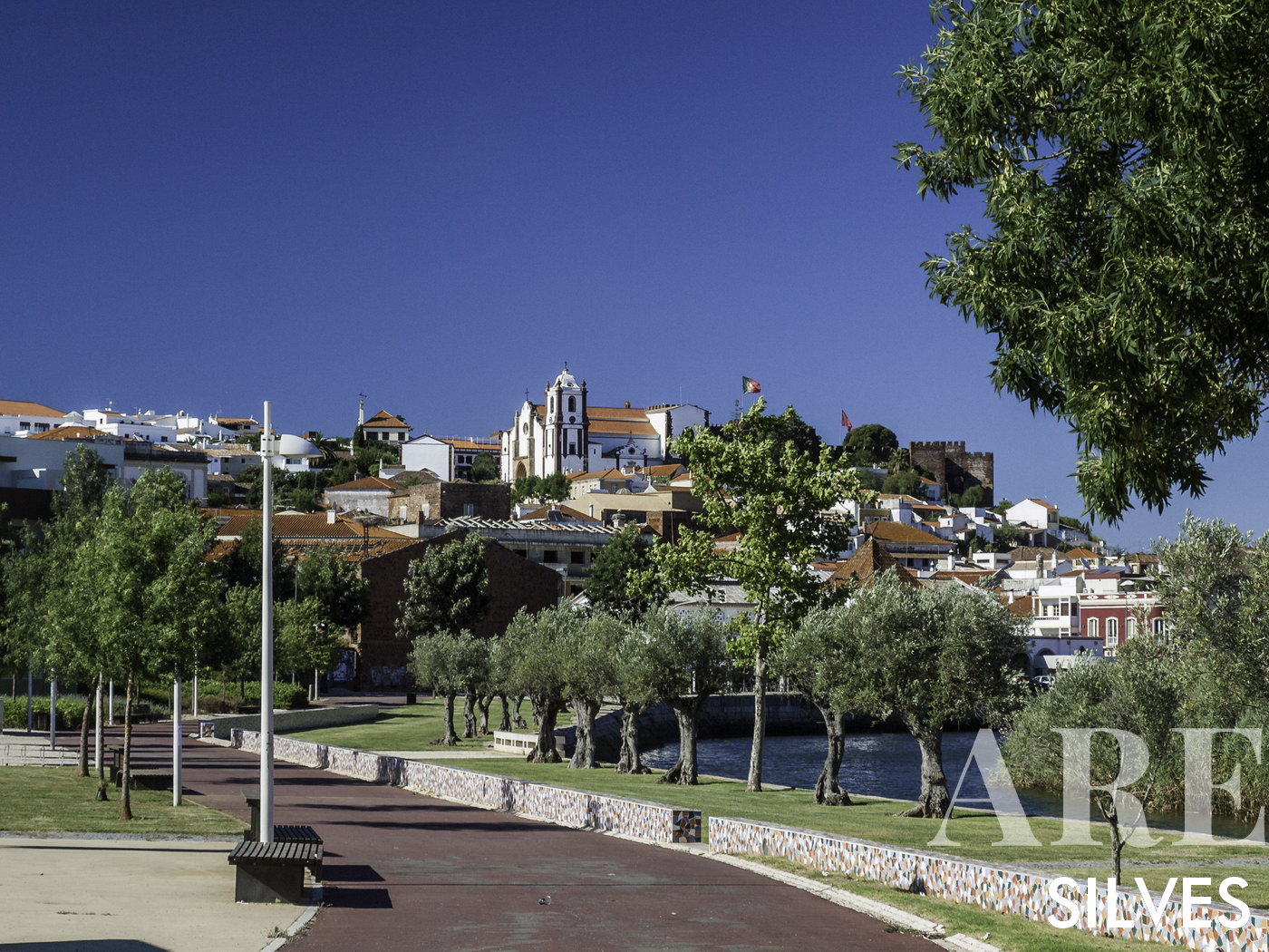 Silves, uma cidade coroada por um castelo junto ao rio