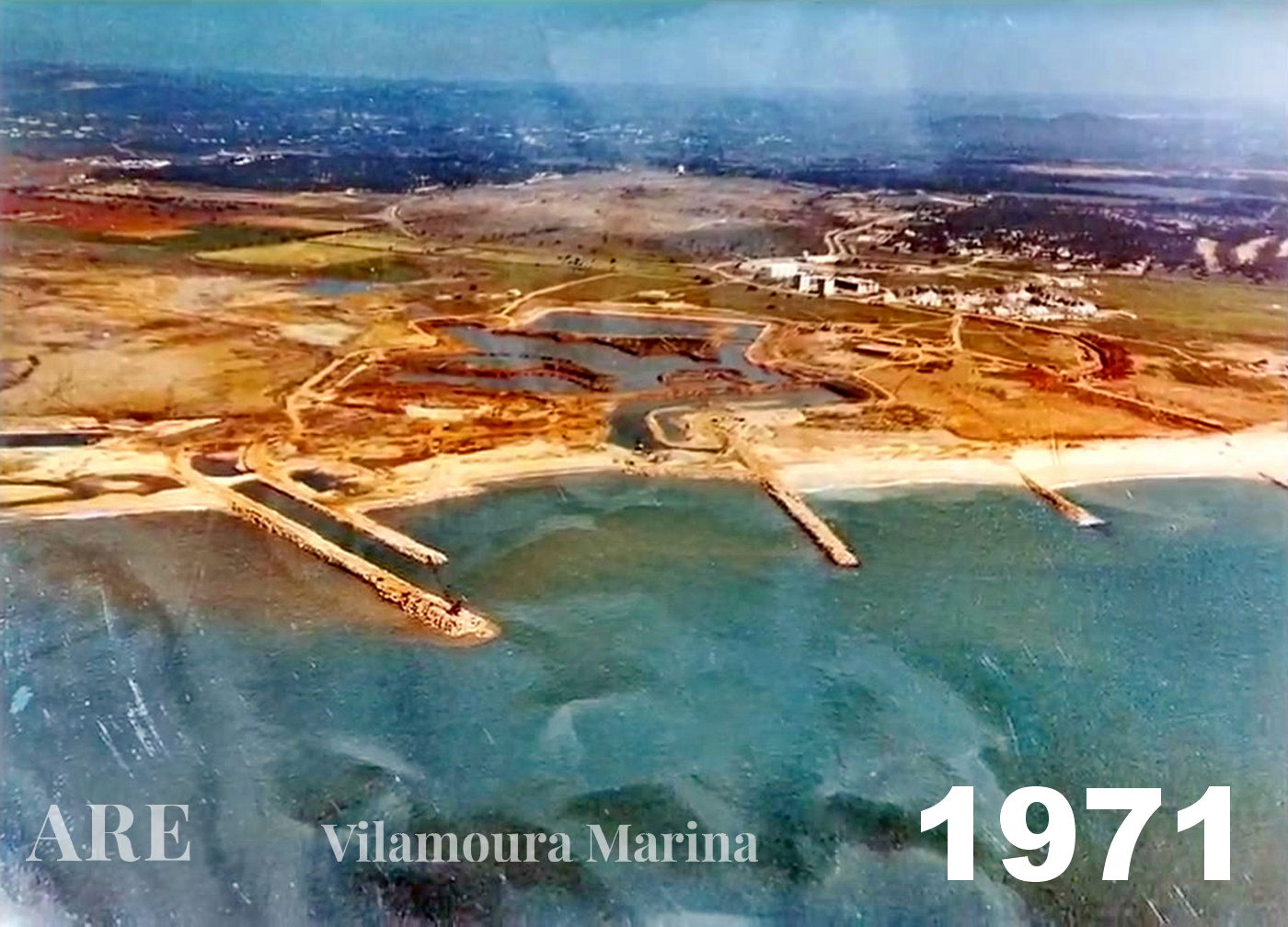 Perspectiva aérea do processo de escavação na Marina de Vilamoura em 1971.