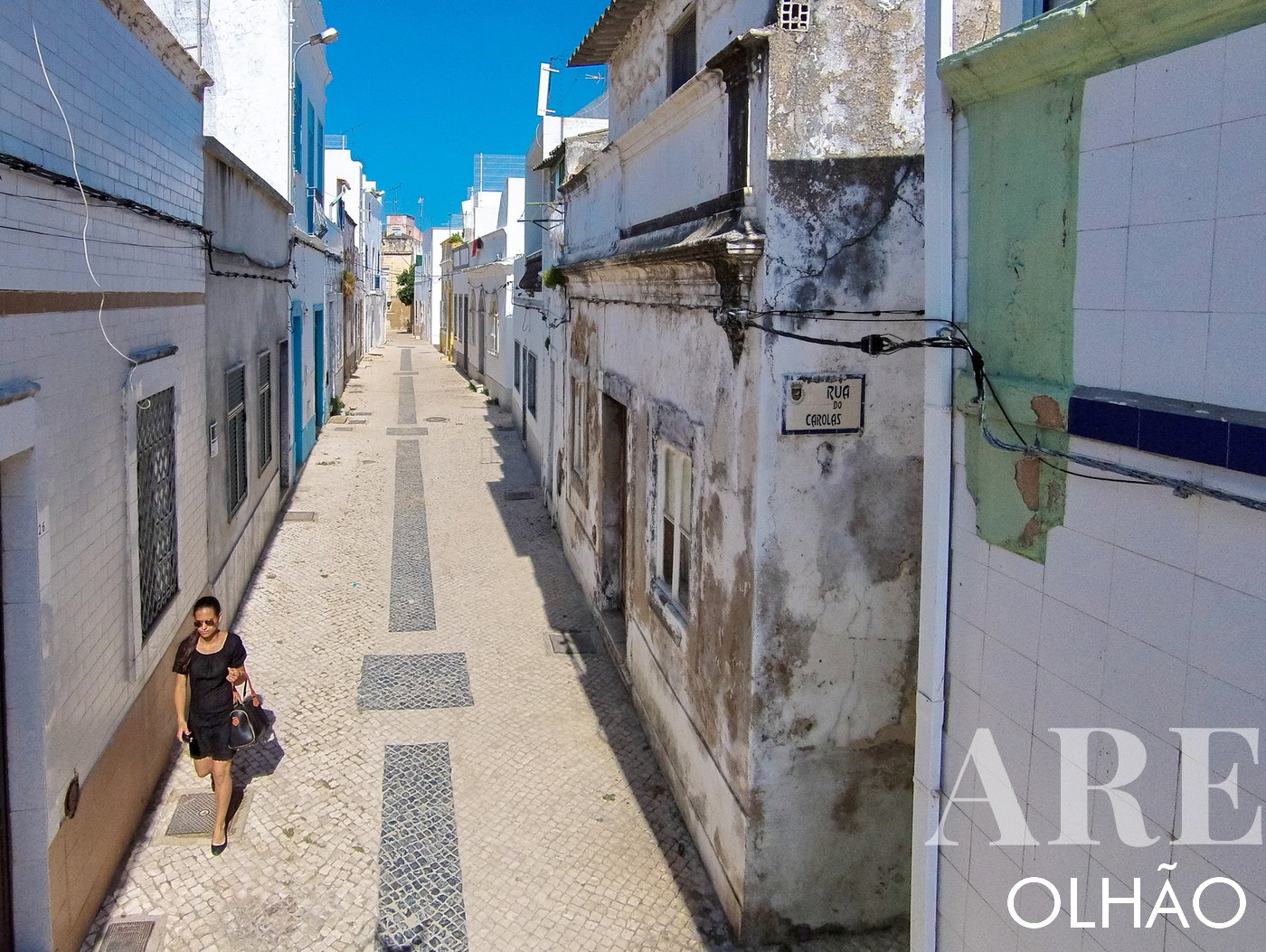 Olhão's Barreta District: Narrow Streetscape