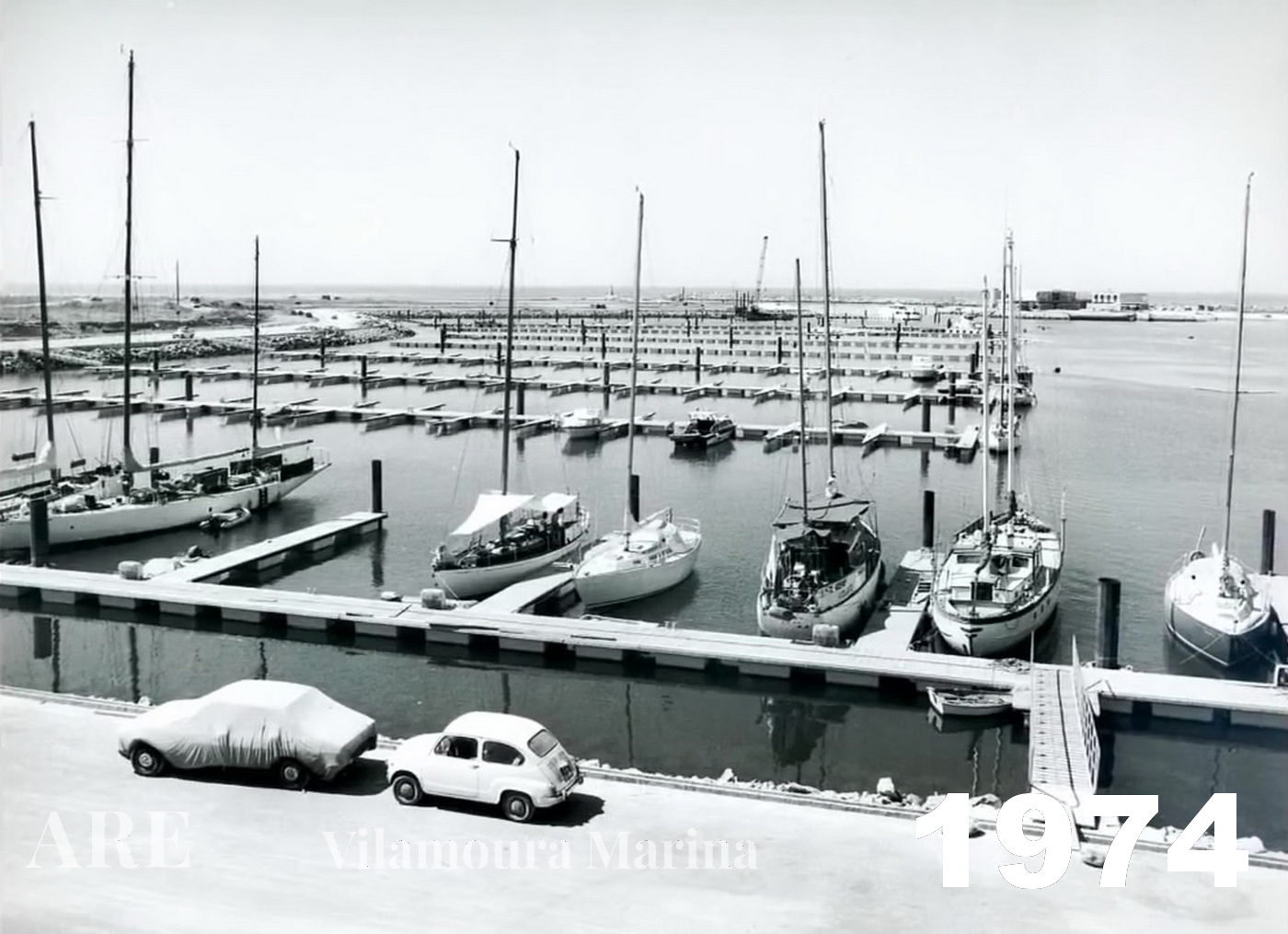 Vista da Marina de Vilamoura em 1974, mostrando sua fase inicial a partir de uma perspectiva de rua.