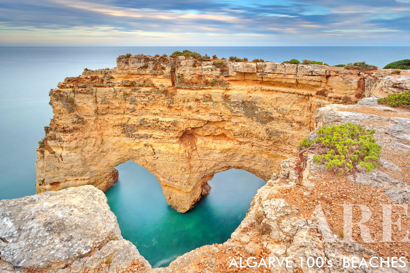 Praia da Marinha, onde podemos encontrar a rocha em forma de coração no Algarve na costa sul de Portugal