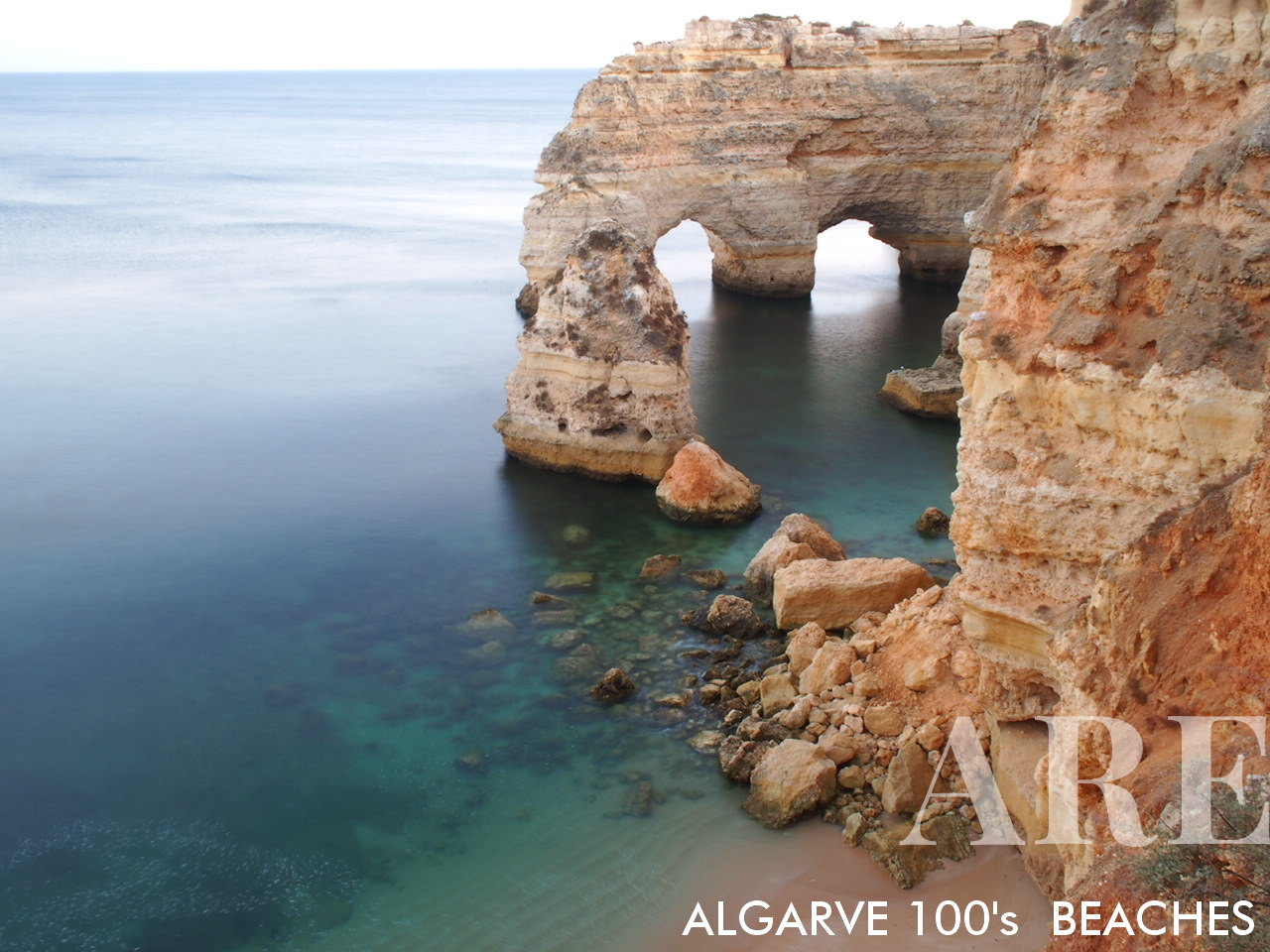 A Rocha em forma de coração é de fato uma bela formação natural, aninhada na paisagem cênica da Praia da Marinha, na região do Algarve, no sul de Portugal.