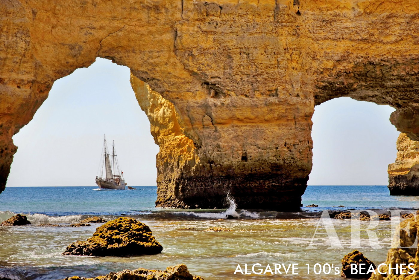 praia da caverna e um barco no algarve, sul de portugal, praia da Marinha