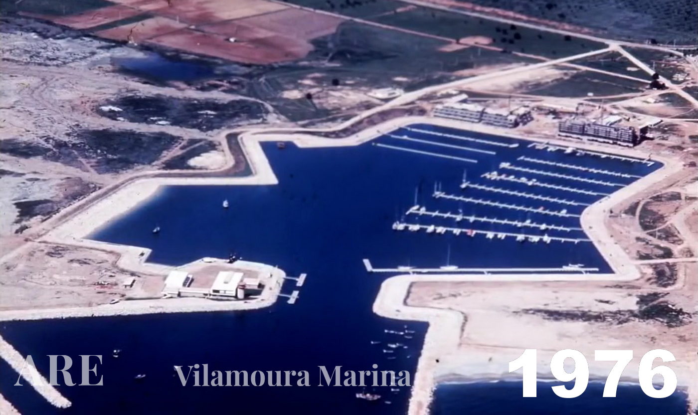 Toma aérea de la Marina de Vilamoura en 1976, capturando su paisaje en expansión.