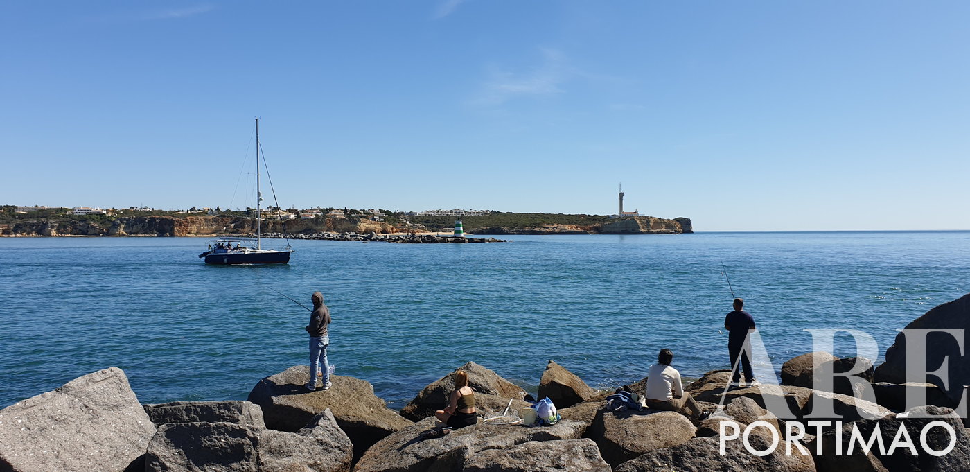Vista de Ferragudo desde Portimão con velero