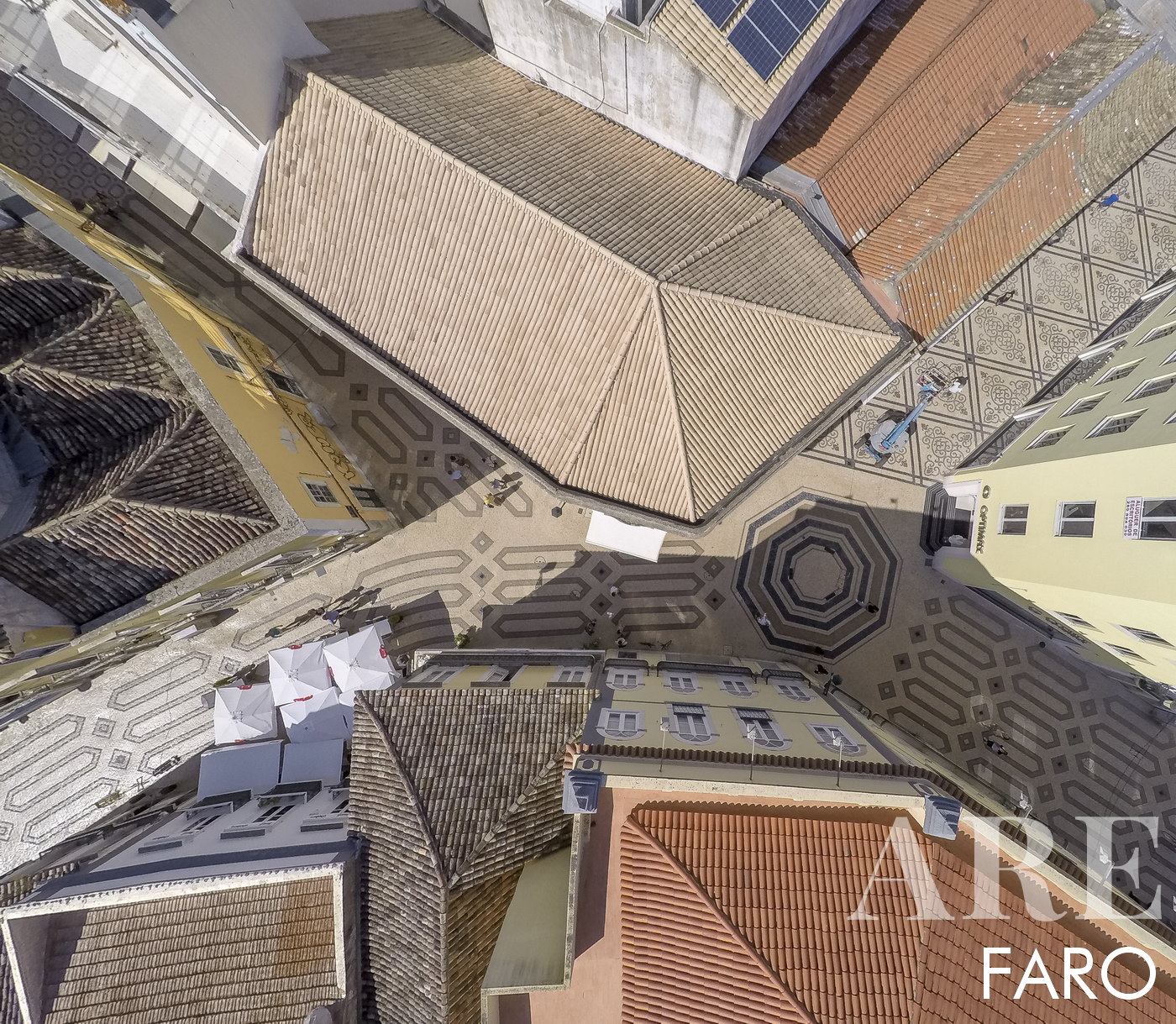 Vista da tradicional calçada portuguesa na rua comercial. Um ponto importante no comércio da região de Faro