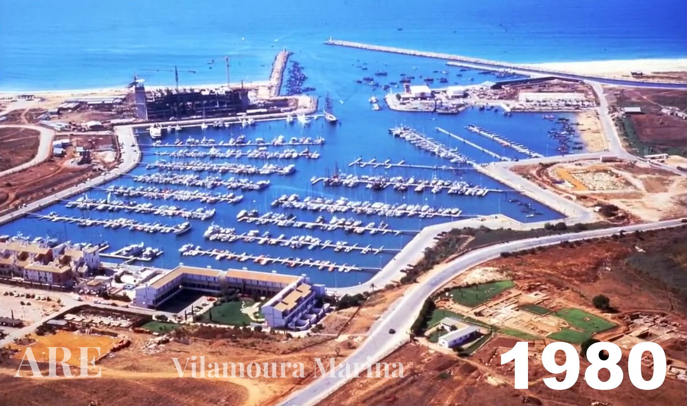Fotografia aérea de 1980 da Marina de Vilamoura, capturada do interior em direção ao oceano.