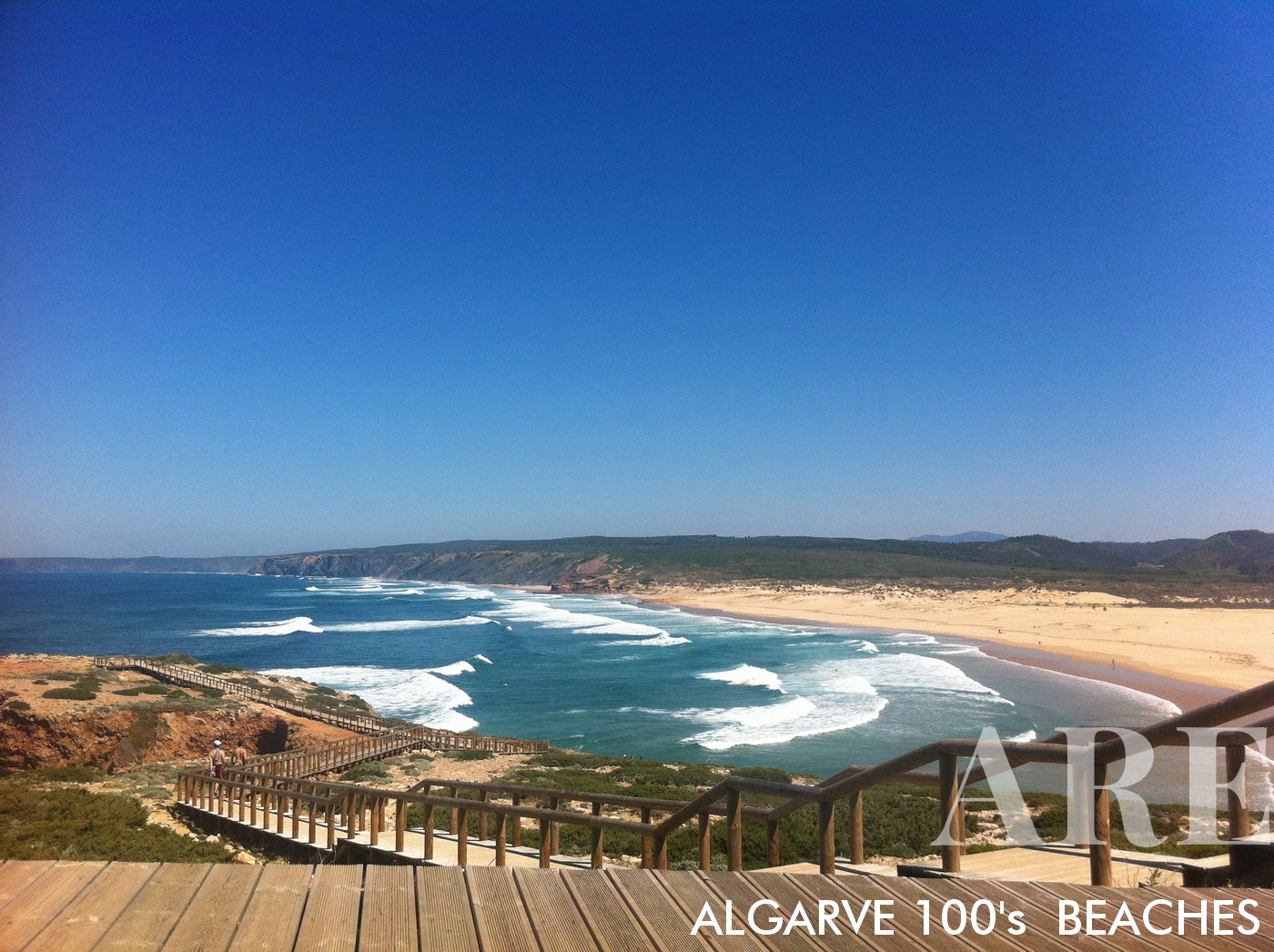 Na Carrapateira, Algarve, Portugal, a Praia da Bordeira é acessível através de um passadiço de madeira. No inverno, a praia recebe ondas robustas e revela sua natureza selvagem