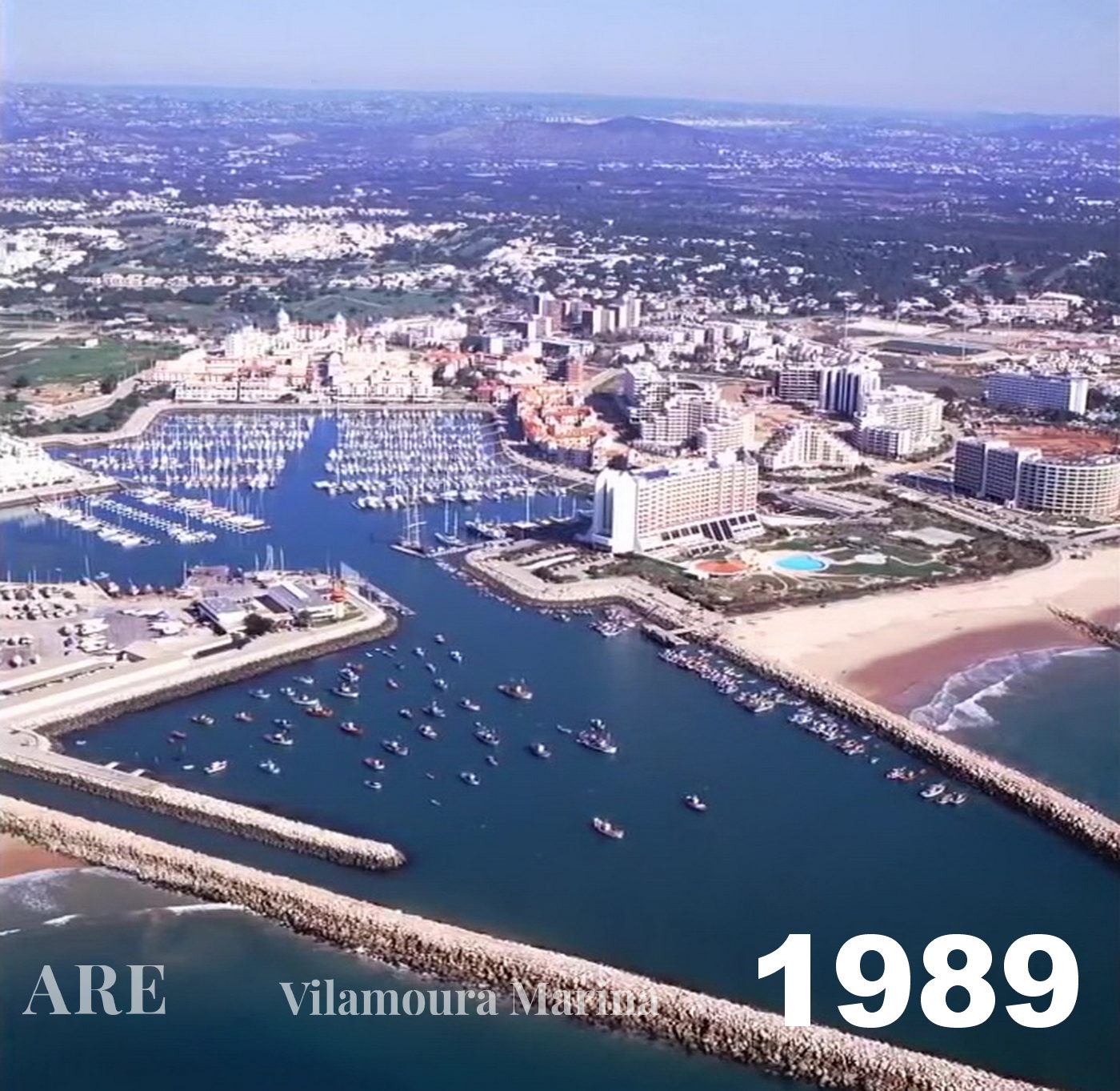 Vista aérea de 1989 da Marina de Vilamoura ilustrando o desenvolvimento e transformação contínuos da área.