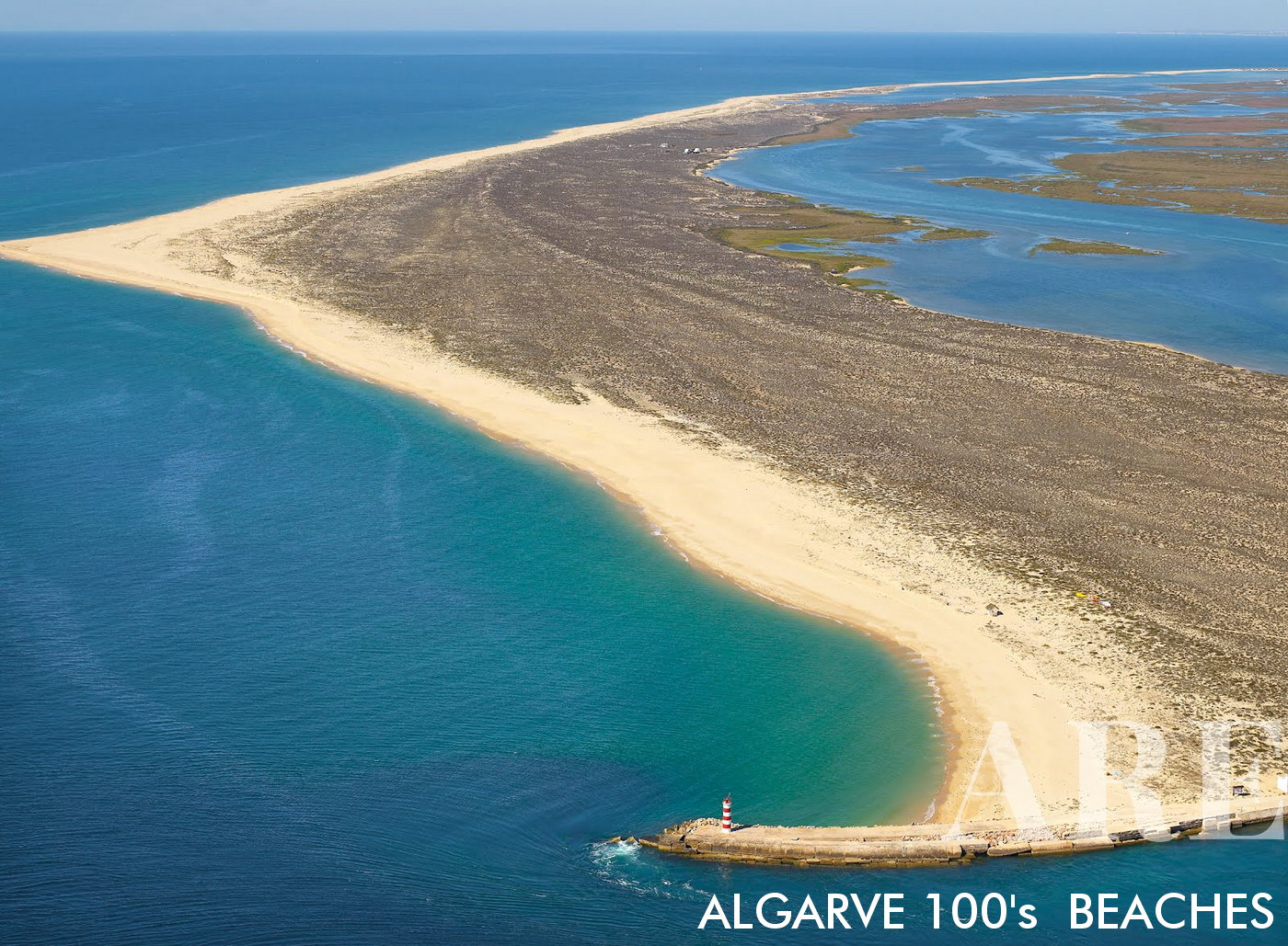 A Praia da Ilha Deserta, também conhecida como Ilha Deserta, é um paraíso intocado situado no Parque Natural da Ria Formosa, perto de Faro, Portugal. Esta ilha é desabitada, proporcionando aos visitantes uma experiência costeira isolada e intocada.
