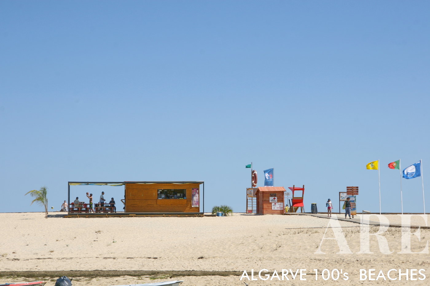 La playa de Fuseta cuenta con un paisaje impresionante con su extensión plana de arena blanca que se extiende hasta donde alcanza la vista. Las arenas vírgenes crean un entorno pintoresco, que ofrece un amplio espacio para tomar el sol, construir castillos de arena o simplemente pasear por la costa.