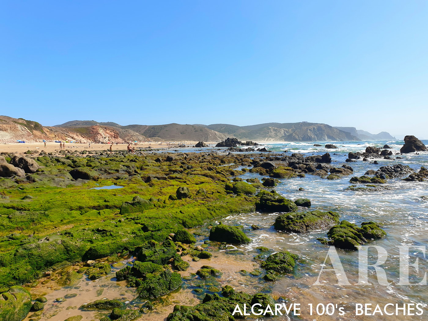 From the northern side of Amado Beach at low tide, the sight of exposed green rocks and small natural pools offers a unique perspective on the ever-changing beauty of this beach.