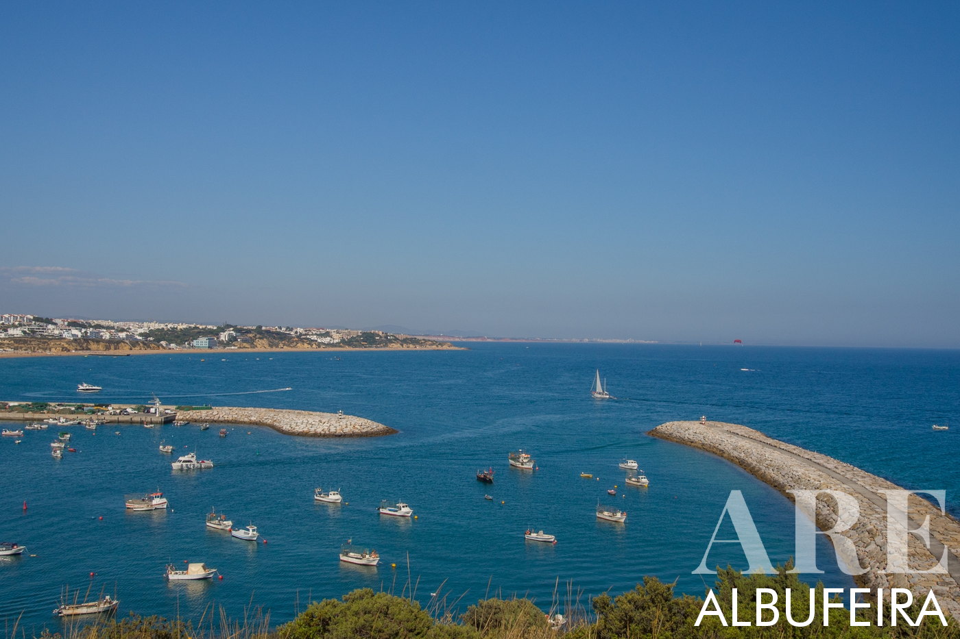 Impresionante vista de la acogedora entrada al animado y pintoresco puerto de Albufeira.