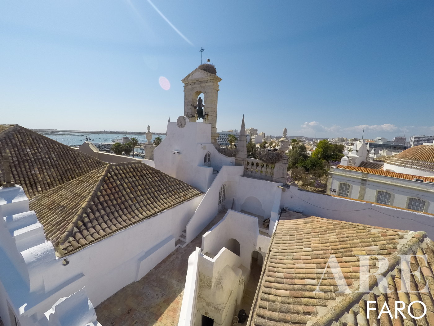 Vista aérea dos encantadores telhados de terracota da zona histórica de Faro, revelando a pitoresca e histórica paisagem urbana desta joia algarvia.