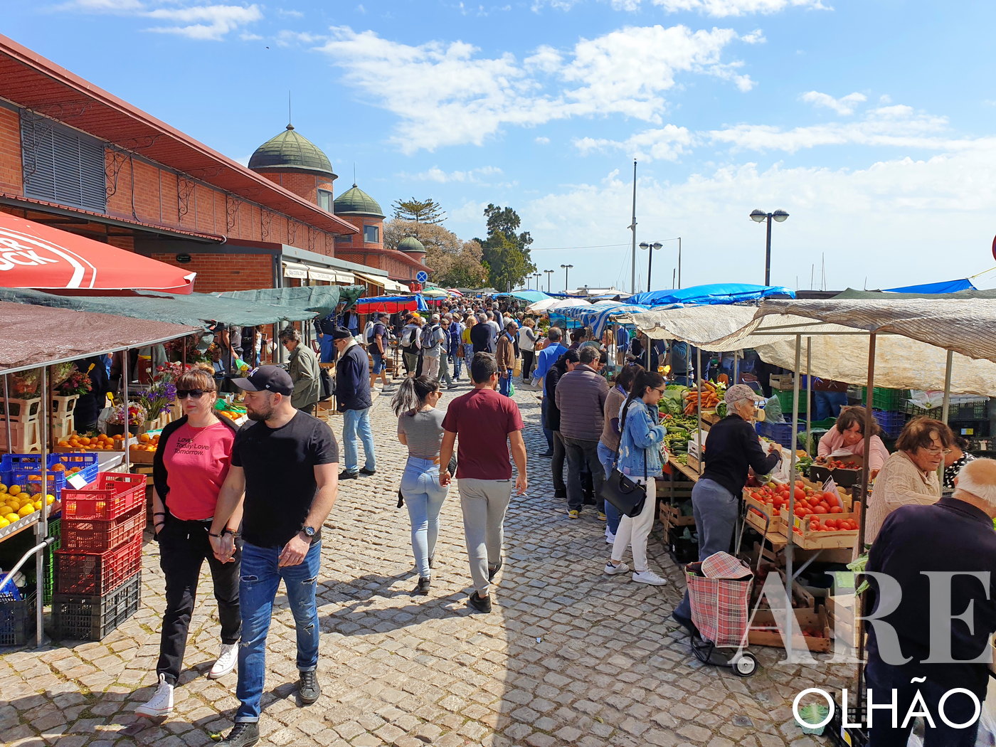 Barras de produtos locais aos sábados no exterior do Mercado de Olhão