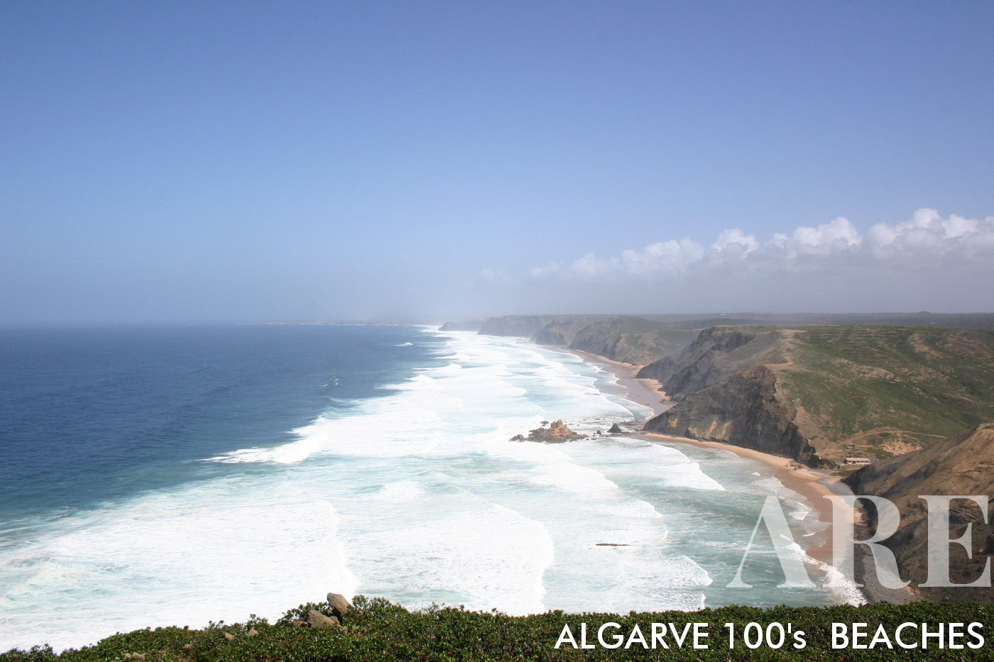De uma perspectiva elevada, as Praias do Castelejo e da Cordoama ficam à vista, ondas brancas dominando a cena em um poderoso swell de março, uma demonstração vívida da grandeza da natureza.