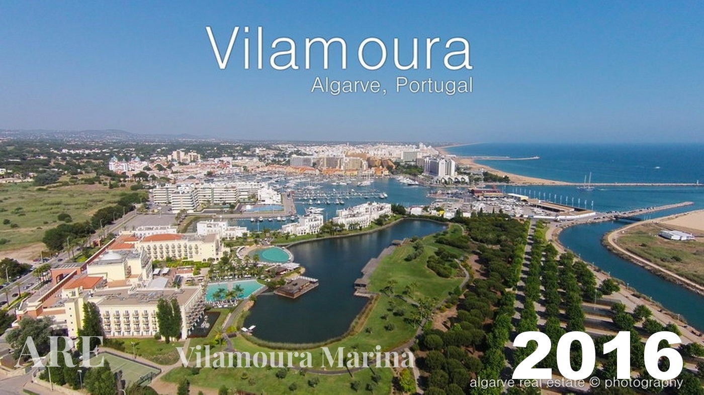 Uma imagem aérea de 2016 encapsulando Vilamoura, Algarve, Portugal - a marina, a cidade, os hotéis e a praia.