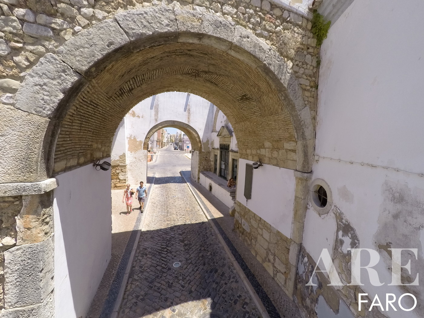 Arches of the old town of Faro. Here we can enter the city and walk through the old town. There are several restaurants and service areas