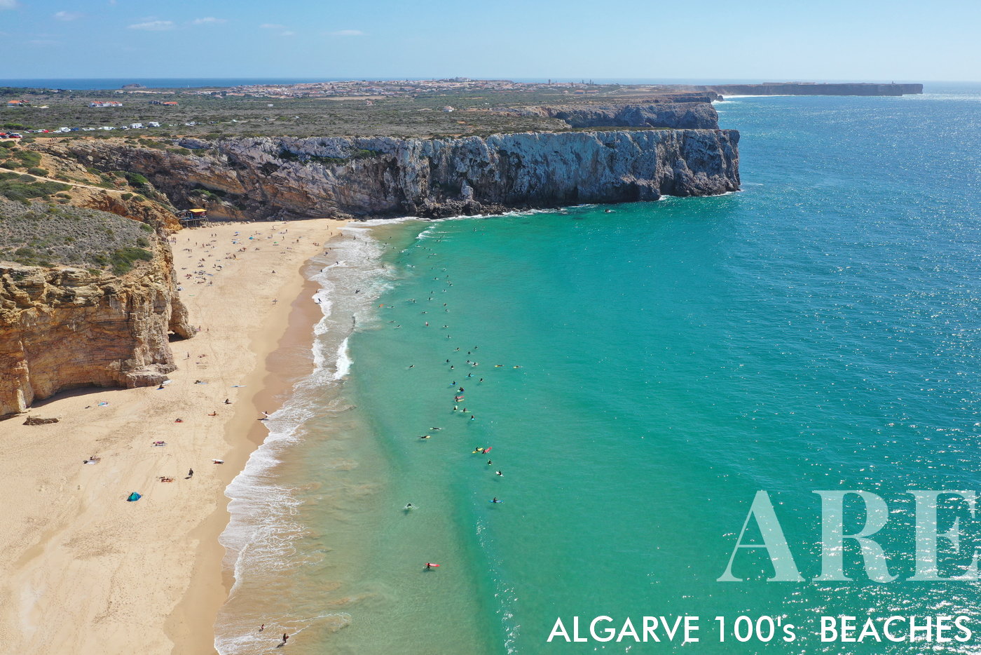 A Praia do Beliche, localizada a uma curta viagem de Sagres, lindamente capturada com a vila de Sagres e o dramático promontório de Sagres formando um cenário pitoresco.