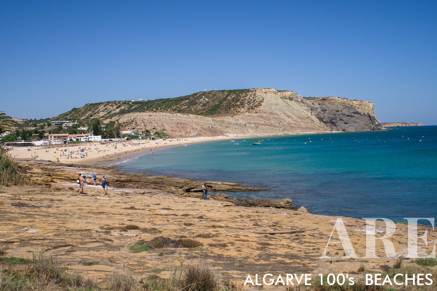 La Praia da Luz más conocida es la parte este, ubicada en la parte baja del pueblo. En esta cala podemos encontrar una playa de unos 1000 metros de longitud. En lo alto de la playa encontramos restaurantes de playa con comidas tradicionales de pescado a la parrilla y otros platos regionales.