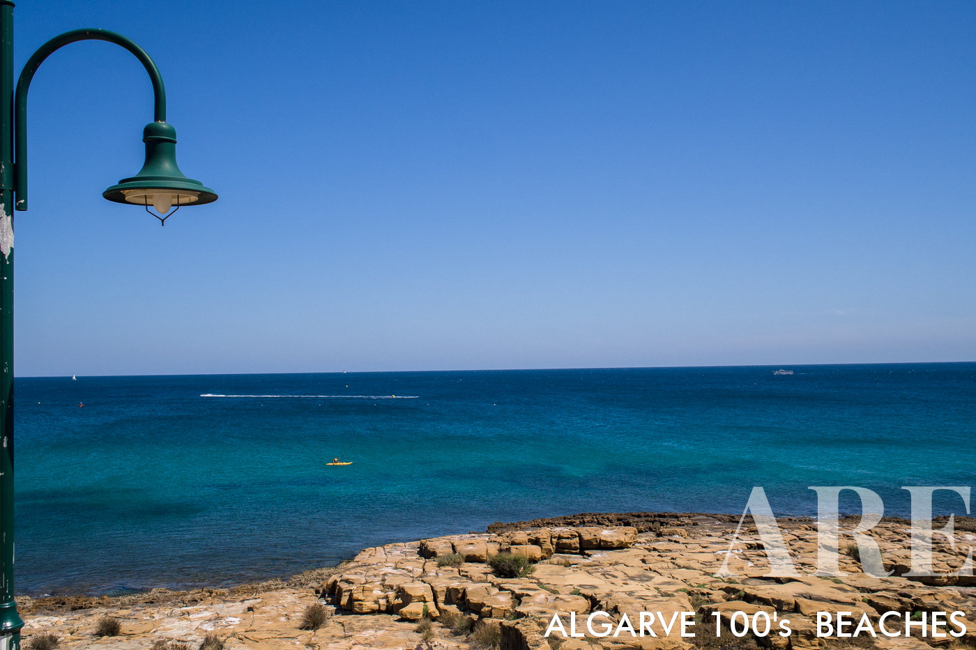 Las dos partes de Praia da Luz están conectadas por un camino costero, ideal para caminar.