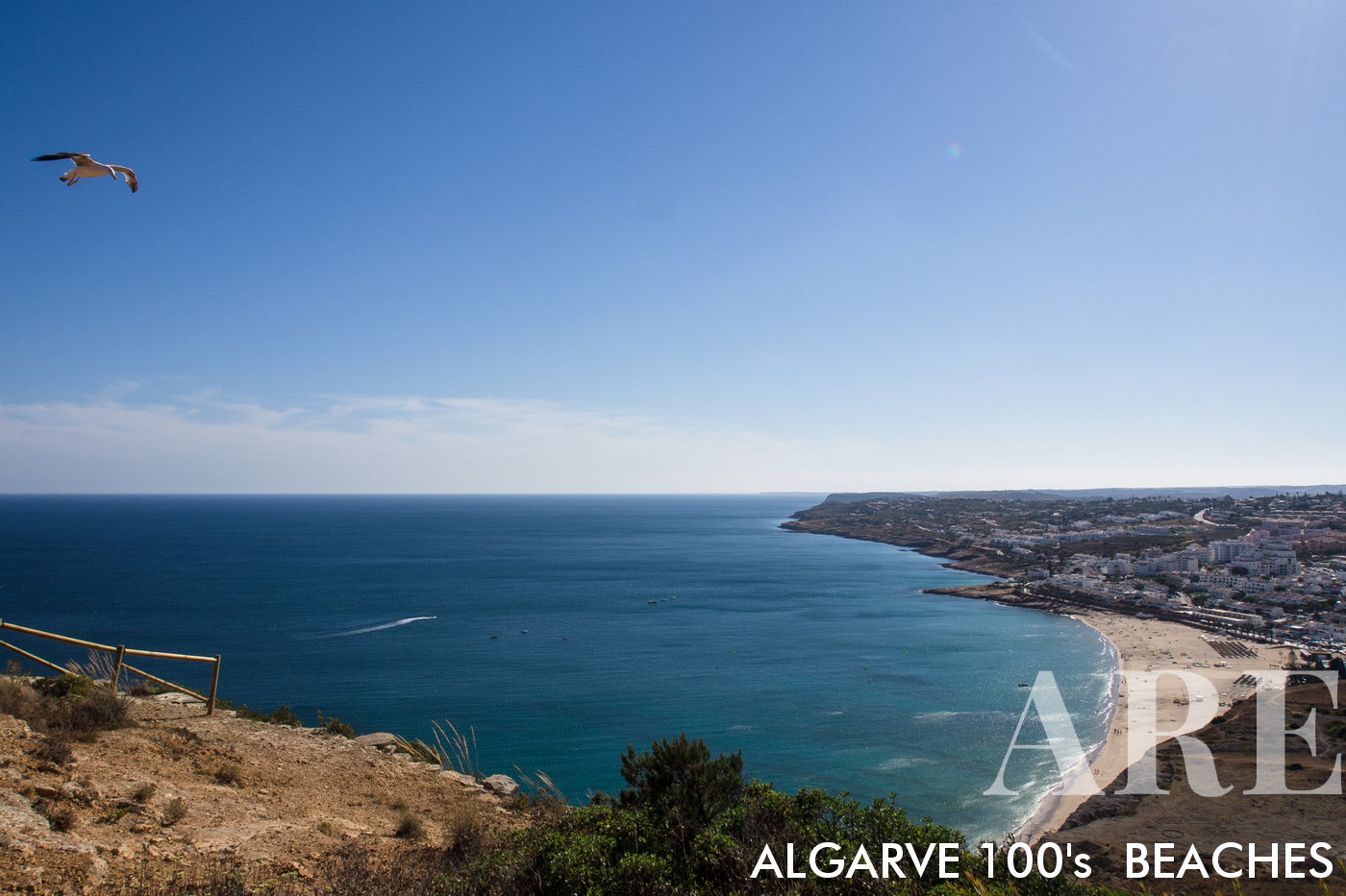 En el lado este de Praia da Luz, hay una colina desde la que es posible ver una vista panorámica de toda Vila da Luz, la playa y el mar.